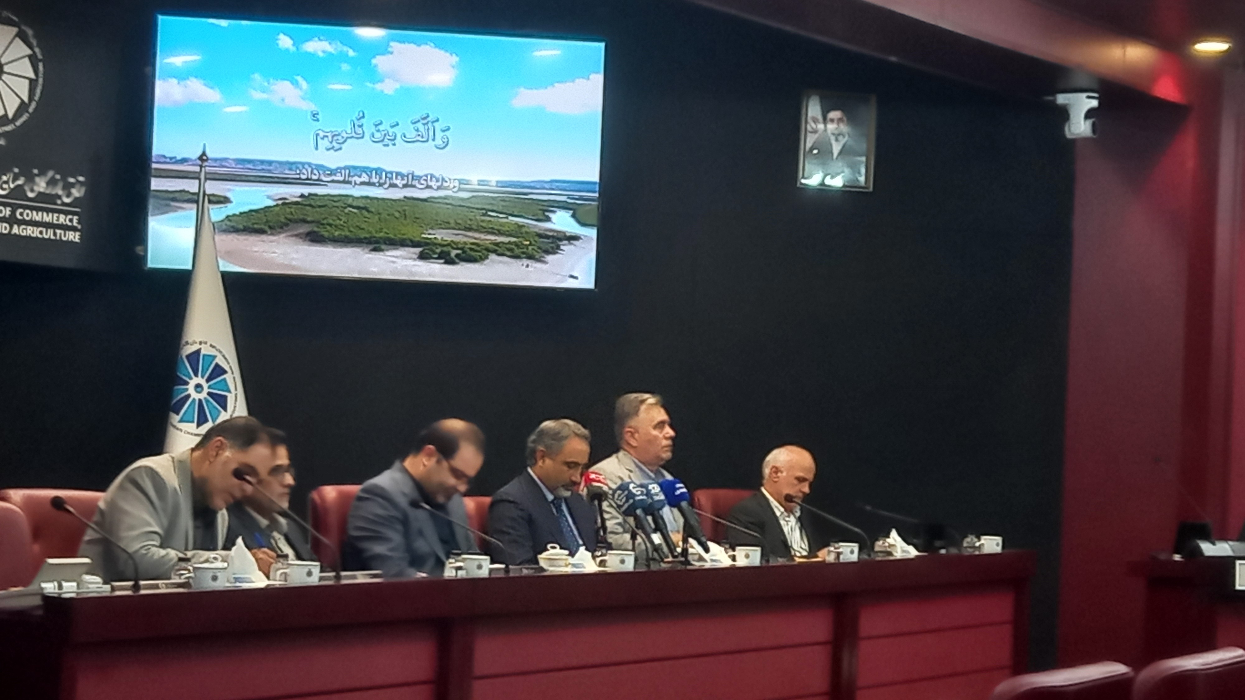 زنگ خطر صنعت زدایی به صدا درآمد / بیکاری ۷۰۰ هزار نفری با قطع برق صنایع در راه است