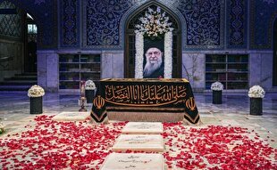 نجوای زائران در حرم رضوی برای «رهبر شهید»/وداعی ناتمام با مردی که در دل‌ها زنده است + فیلم