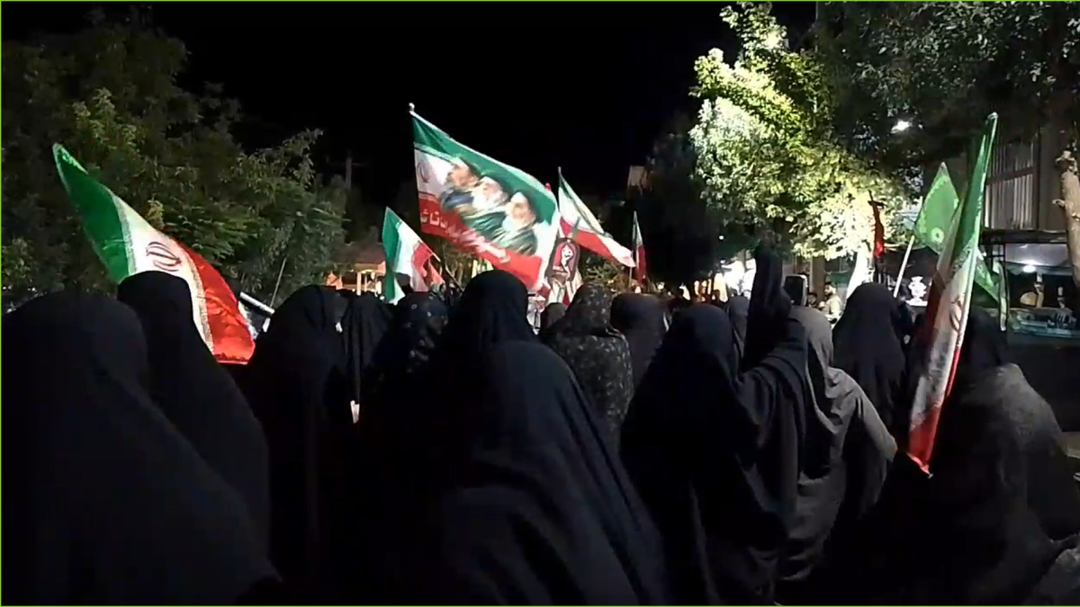باشگاه خبرنگاران -لحظات ناب وطن دوستی مردم انقلابی شهر شهباز در تجمعات شبانه