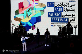 اجرای محسن ابراهیم زاده در سالن همایش‌های برج میلاد در ششمین شب سی و چهارمین جشنواره موسیقی فجر