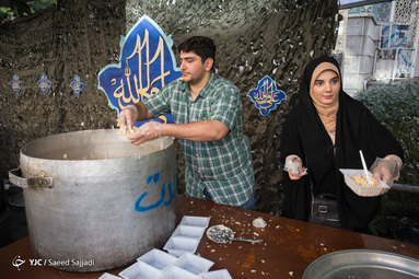 توزيع پنج هزار عدد سالاد ماكاراني در پنجمين اطعام كريمانه در مسجد وحدت