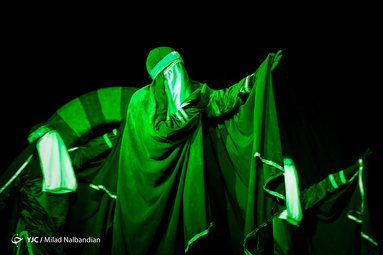 تئاتر آیینی قافله خورشید به بیان سرگذشت سر امام حسین در دیر راهب مسیحی می‌پردازد