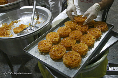 زولبیا و بامیه یکی از شیرینی جات مخصوص و پرطرفدار سفره افطار در ماه رمضان است