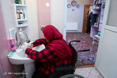 پریسا طاهری معلول هنرمند شهرضایی از 9 سالگی گرفتار معلولیت هردو پا شده، اما با هنر میناکاری و خلق آثار هنری و صنایع دستی بر معلولیت فائق آمده است
