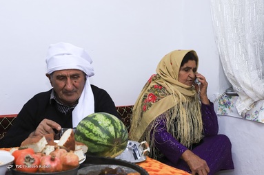 همیش شب یلدا  با حضور ۵ دختر و ۲ پسر، عروس، داماد و نوه های این خانواده برگزار می شد اما امسال کرونا باعث شد که کاظم دایی و همسرش این جشن را دو نفری برگزار کنند - گلستان