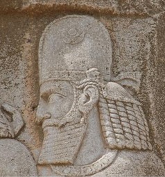نقش بالاتنه یکی از بزرگان درباری ساسانی در سنگ نگاره بهرام دوم در نقش رستم