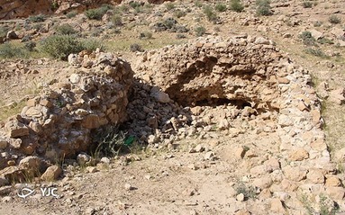 رج دیواره های مجموعه آتشکده رستاق داراب که همچنان پیدا و در حال نابودی است