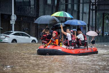 نیروهای امدادی سوار بر قایق برای امداد رسانی به سیل زدگان در شهر گوانگدونگ چین