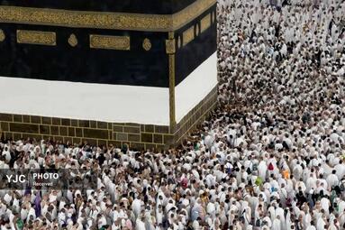 حجاج در حال طواف دور کعبه، عربستان