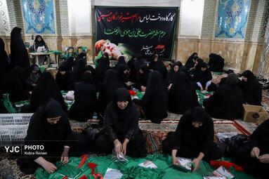 کارگاه دوخت لباس شیرخوارگان حسینی در حرم مطهر رضوی